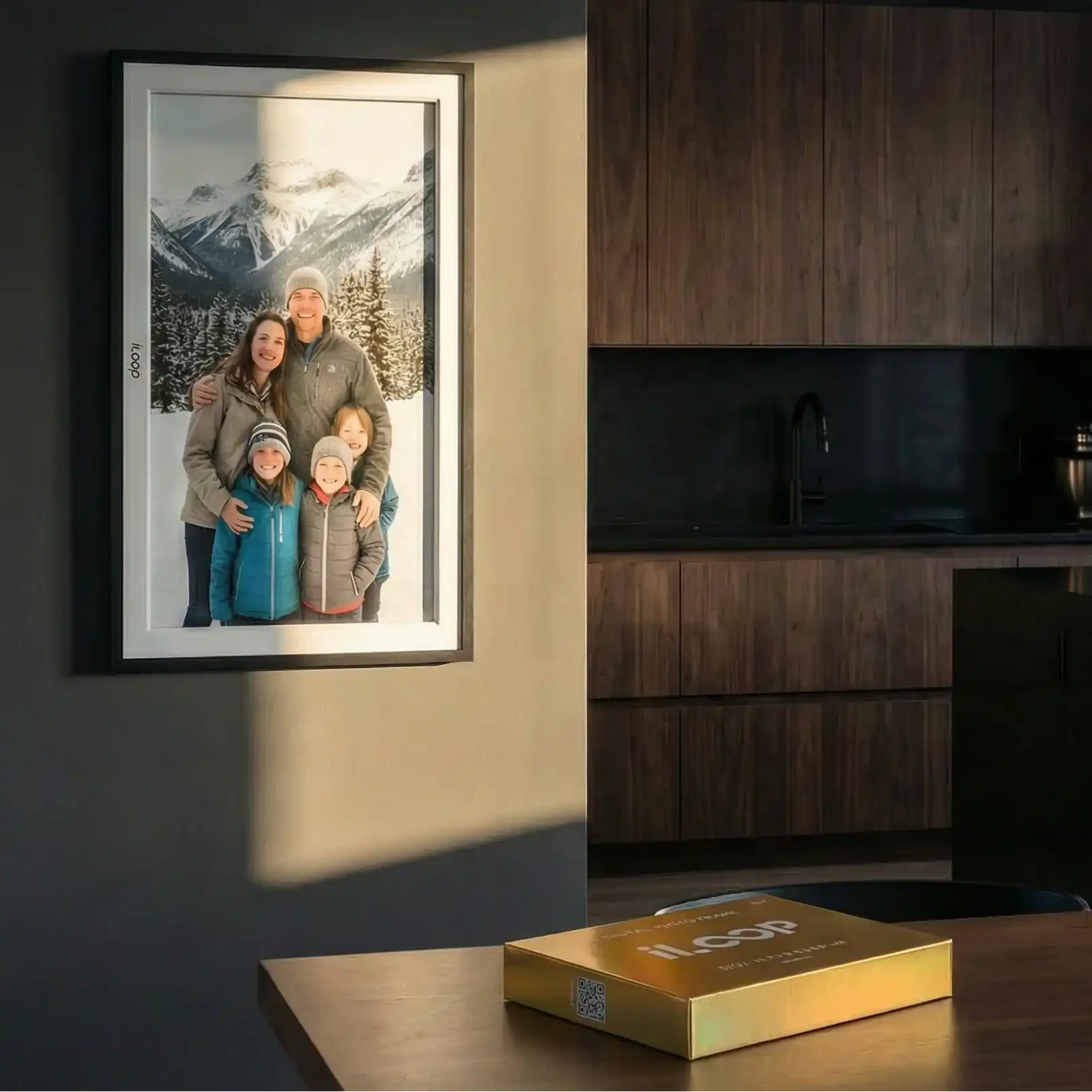 15.6-inch digital photo frame displaying family photo on wall in modern kitchen, iLoop box on table, TUTT